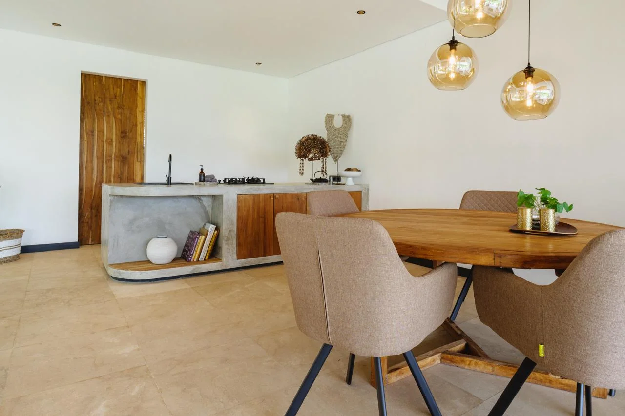Executive Private Villa - Dining Area & Kitchen