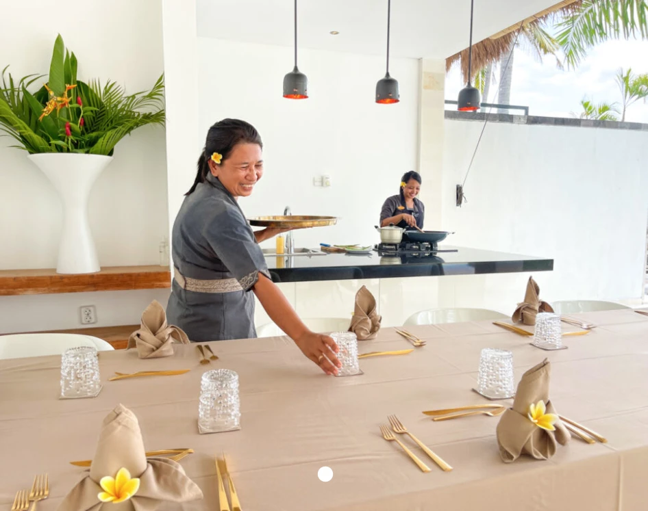 Hostess setting the dining table at Bali Droom Villas